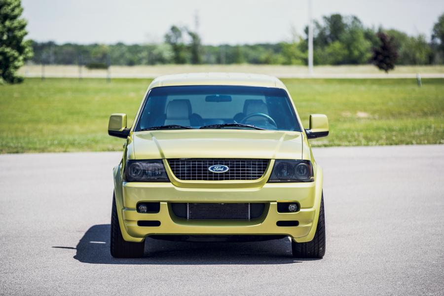  Ford Explorer Urban Concept 2002 года  (фото 6 из 16)